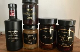 Sweet & Hot, © Böhm Diverse Produkte von Sweet & Hot in Gläsern auf einem Holztisch.