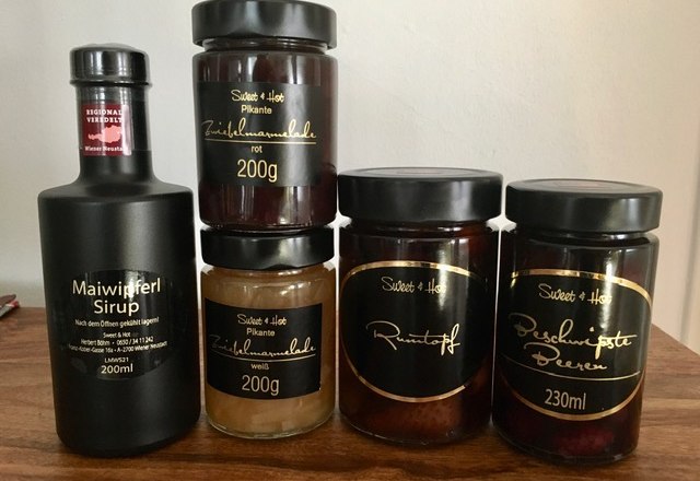 Sweet & Hot, © Böhm Diverse Produkte von Sweet & Hot in Gläsern auf einem Holztisch.