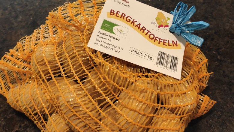 Bergkartoffel, © Fam. Schwarz Ein Sack mit Bergkartoffeln auf dunkelgrauem Hintergrund.