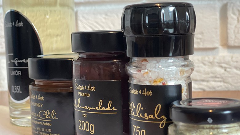 Gewürzsalze, © Sooo gut schmeckt die Bucklige Welt Verschiedene Gewürzsalze und eine Flasche auf einem Tisch vor einer Wand.