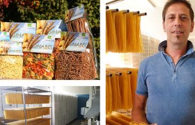 Karl Sinabel, © Karl Sinabel Diverse Nudelprodukte und ein lächelnder Mann in einer Nudelproduktion.