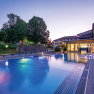 Zum Landsknecht, © Vivea Gesundheitshotel Beleuchtete Poolanlage bei Nacht mit Gebäuden im Hintergrund.