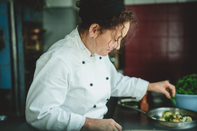 Kräuterwirtin Gerda Stocker in der Küche, © Volker Schmidt