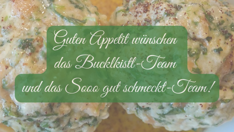 Nahaufnahme von zwei Spinatknödeln, davor grüne Fläche mit weißem Text.