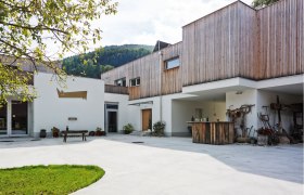 Modernes Gebäude mit Holzverkleidung und Innenhof.