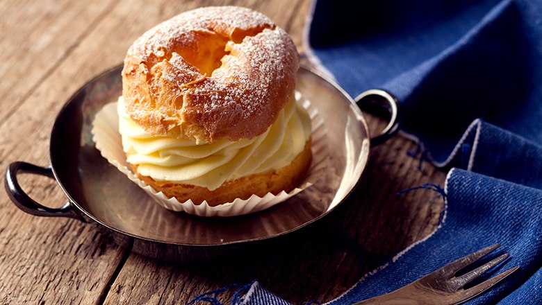 Krapfen mit Zucker best&auml;ubt und mit einer Vanillecreme gef&uuml;llt.