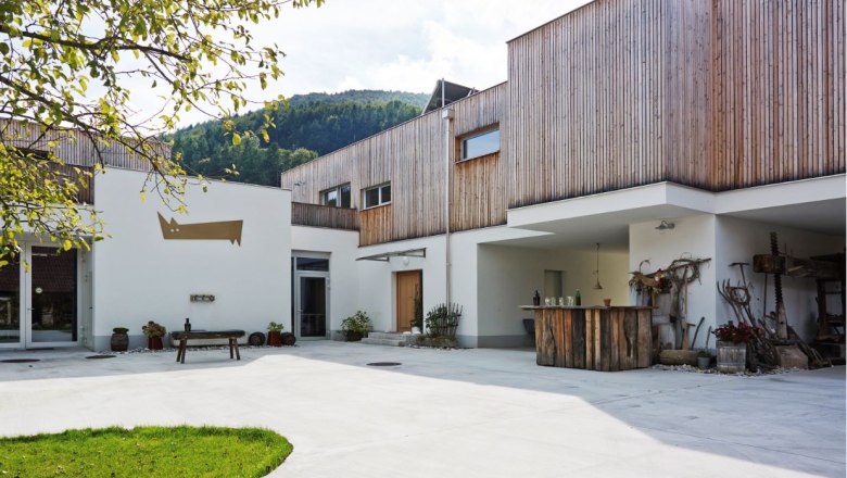 Modernes Gebäude mit Holzverkleidung und Innenhof.