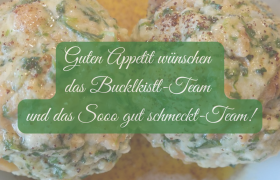 Nahaufnahme von zwei Spinatknödeln, davor grüne Fläche mit weißem Text.