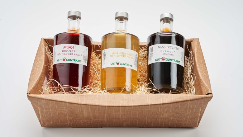 Drei Flaschen mit Likören in einer Geschenkbox.