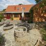 Terrasse einer Villa mit Liegestühlen und Feuerstelle.