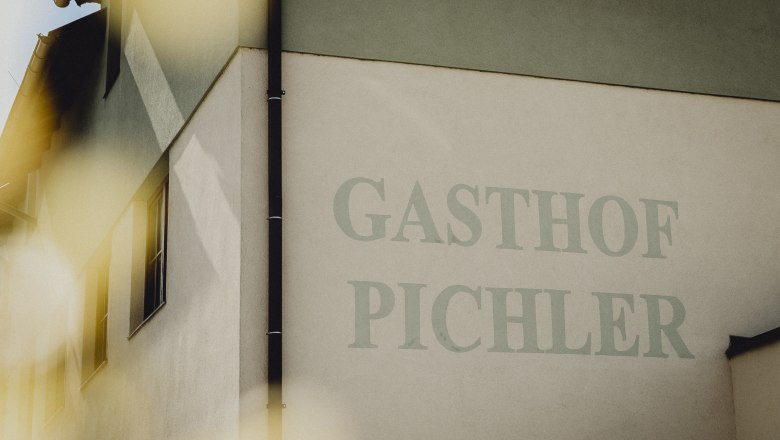 Fassade eines Gebäudes mit der Aufschrift 'Gasthof Pichler'.